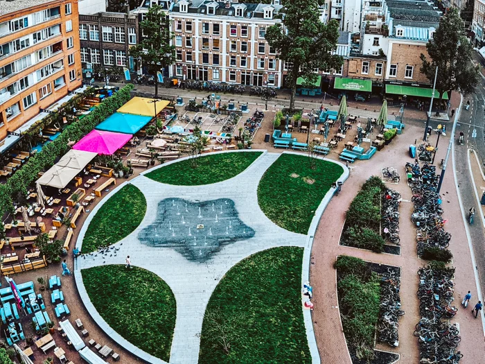 Marie Heinekenplein from above, terraces and parasols around the fountain